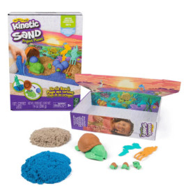 Kinetic Sand Turtle Beach Set mit blauem und braunem Sand, Förmchen, Werkzeugen und geöffneter Box mit Strandszene.