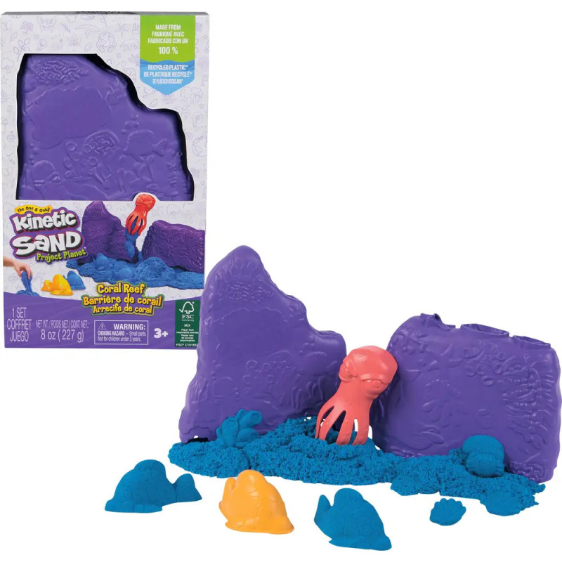 Box mit Kinetic Sand, lilafarbener Korallenriff-Form, blauem Sand und orangefarbenen Meeresfiguren-Formen.