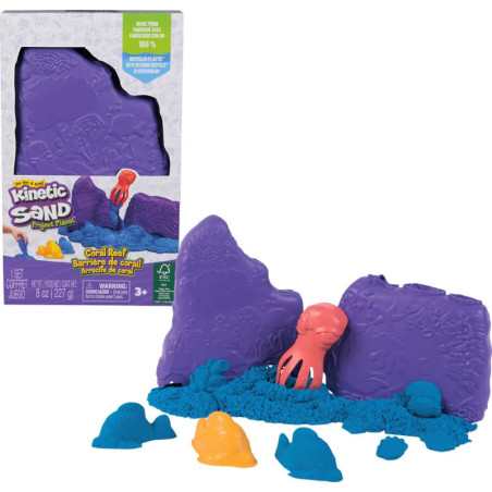 Box mit Kinetic Sand, lilafarbener Korallenriff-Form, blauem Sand und orangefarbenen Meeresfiguren-Formen.