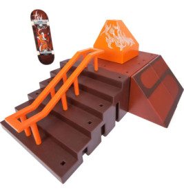 Braun-orangefarbener Spielzeug-Skatepark mit Treppe, Geländer, Rampe und kleinem Skateboard daneben.