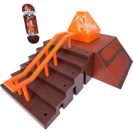 Braun-orangefarbener Spielzeug-Skatepark mit Treppe, Geländer, Rampe und kleinem Skateboard daneben.