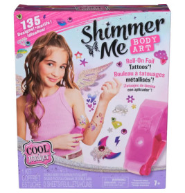 Mädchen trägt mit dem Shimmer Me Body Art Kit glänzende Tattoos auf Verpackung in Lila und Pink.