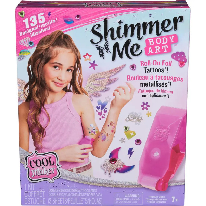 Mädchen trägt mit dem Shimmer Me Body Art Kit glänzende Tattoos auf Verpackung in Lila und Pink.