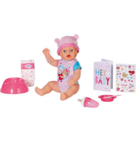 Babypuppe mit rosa Mütze, Flasche, Schüssel, Töpfchen, Windeln und Karten auf weißem Hintergrund.
