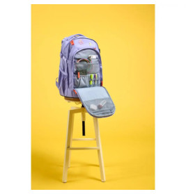 Ein lila Rucksack mit Schulsachen steht offen auf einem Holzstuhl vor gelbem Hintergrund.