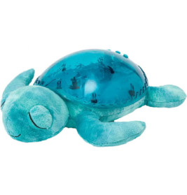 Weiches, blaues Stoffschildkrötenspielzeug mit glänzendem, durchscheinendem Panzer liegt auf dem Bauch.