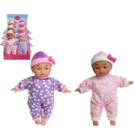 Zwei Babypuppen in Herzchen-Pyjamas, eine lila, eine rosa, stehen vor einer Verpackungsbox.