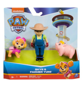 PAW Patrol Skye, Farmer Yumi und ein Schweinchen als Figuren in bunter Verpackung vor einem Aussichtsturm.