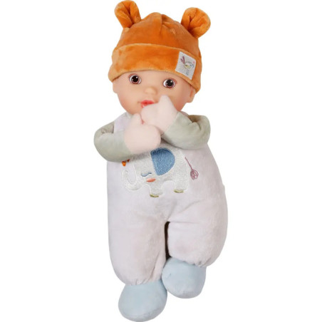 Plüsch-Babypuppe mit orangener Mütze mit Ohren und weißem Outfit mit Elefantenmotiv.