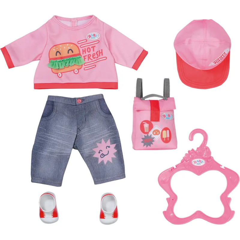 Puppen-Outfitset mit pinkem Shirt, Jeansshorts, pinker Kappe, Sneakers, pinker Tasche und Kleiderbügel. Puppen-Outfitset mit pinkem Shirt, Jeansshorts, pinker Kappe, Sneakers, pinker Tasche und Kleiderbügel.