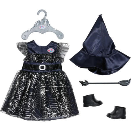 Schwarzes und silbernes Hexenkostüm für eine Puppe mit Kleid, Hut, Stiefeln, Besen und Kleiderbügel.