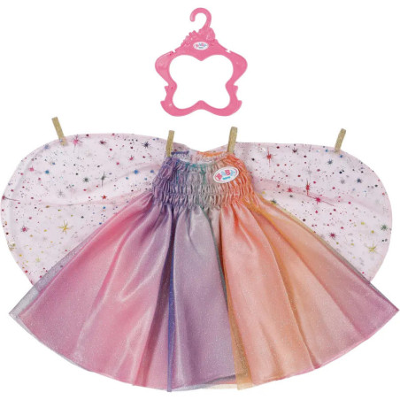 Schillerndes Regenbogen-Puppenkleid mit Sternenumhang und pinkem, schmetterlingsförmigem Kleiderbügel.