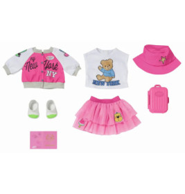 Puppen-Outfit-Set in Pink-Weiß mit Jacke, Rock, T-Shirt, Schuhen, Hut, Koffer und Aufklebern.