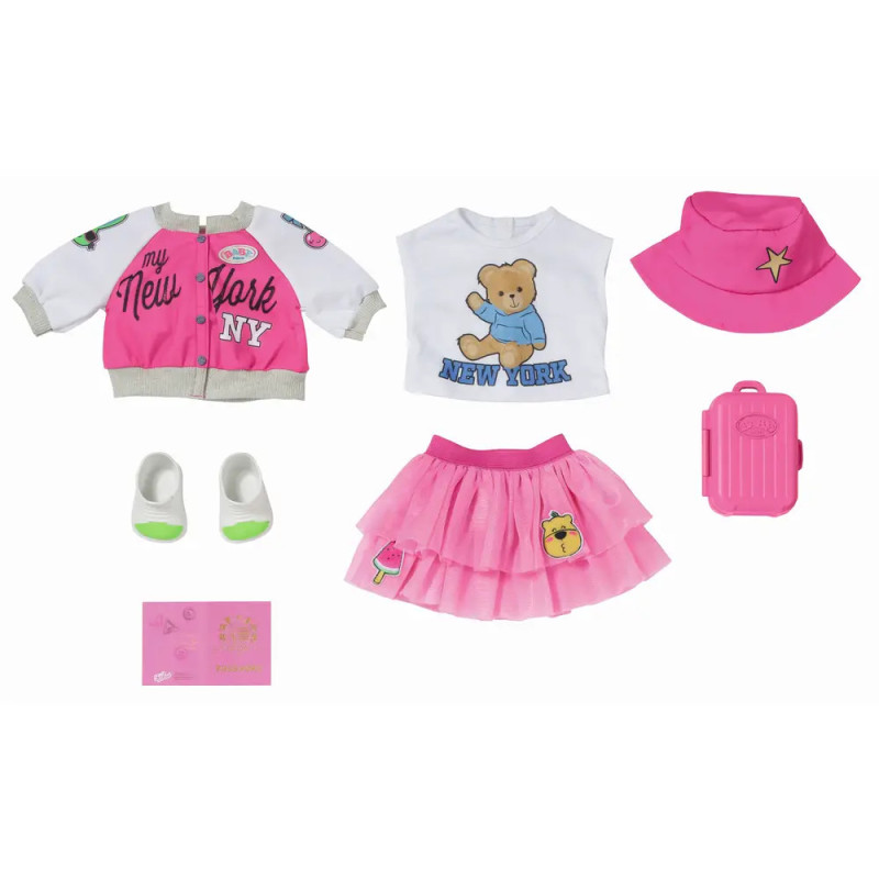 Puppen-Outfit-Set in Pink-Weiß mit Jacke, Rock, T-Shirt, Schuhen, Hut, Koffer und Aufklebern.