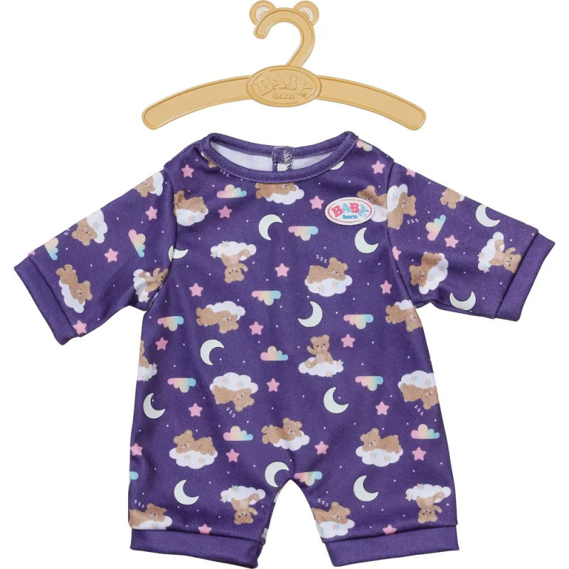 Lila Babystrampler mit Bären-, Wolken-, Stern- und Mondmotiven an beigem Kleiderbügel.