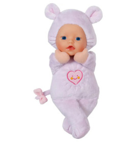 Babypuppe im weichen, helllila Maus-Kostüm mit Herz- und Gesichtsmotiv auf der Brust.