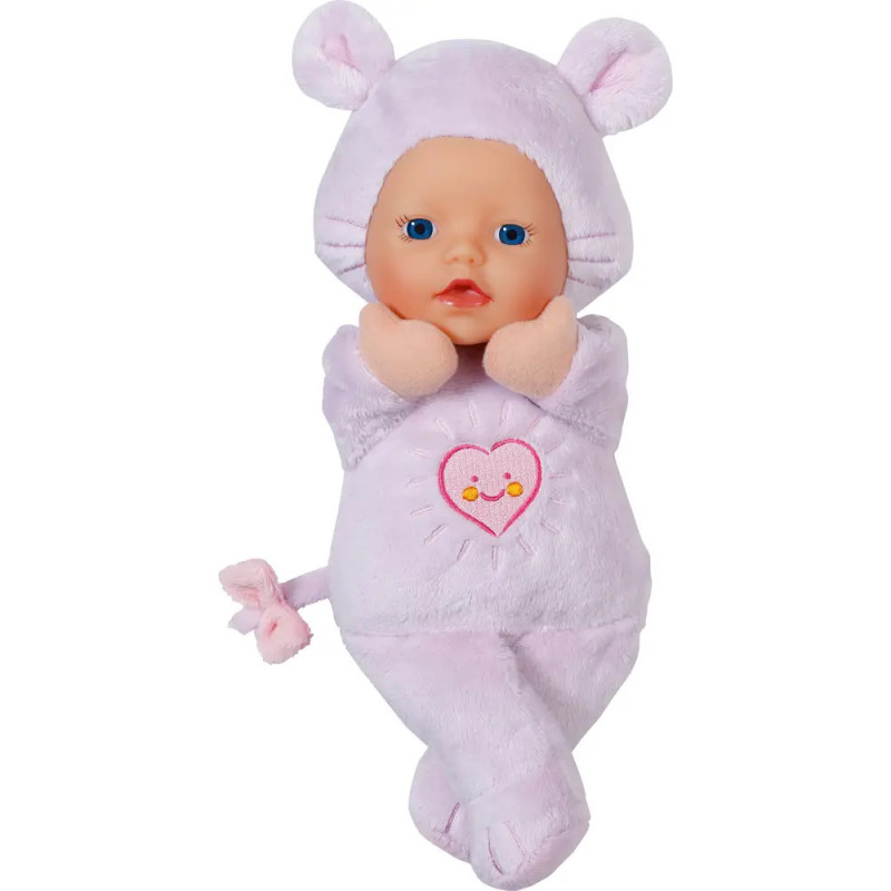 Babypuppe im weichen, helllila Maus-Kostüm mit Herz- und Gesichtsmotiv auf der Brust. Babypuppe im weichen, helllila Maus-Kostüm mit Herz- und Gesichtsmotiv auf der Brust.