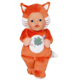 Eine Babypuppe im orangen Fuchskostüm trägt ein grünes Kleeblatt auf dem Bauch.