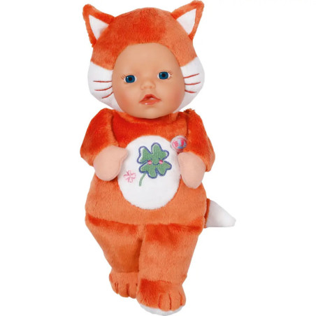 Eine Babypuppe im orangen Fuchskostüm trägt ein grünes Kleeblatt auf dem Bauch.
