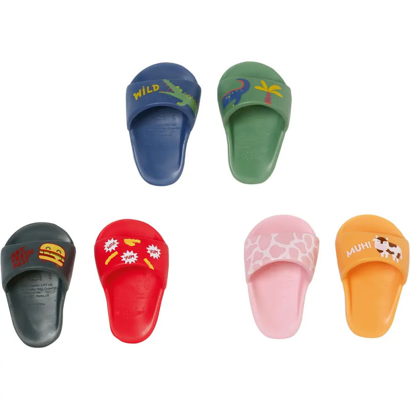 Fünf bunte Kinderschuhe mit Tier- und Essensmotiven in zwei Reihen ausgestellt.