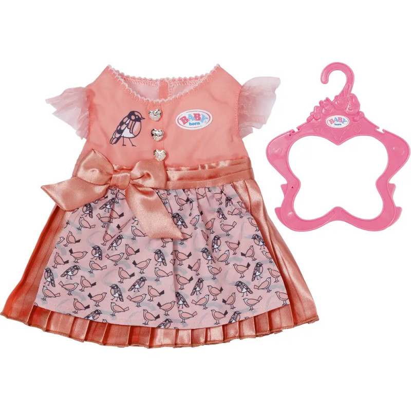 Rosa-pfirsichfarbenes Puppenkleid mit Vogelmotiv, Satinschleife und passendem rosa Bügel daneben. Rosa-pfirsichfarbenes Puppenkleid mit Vogelmotiv, Satinschleife und passendem rosa Bügel daneben.