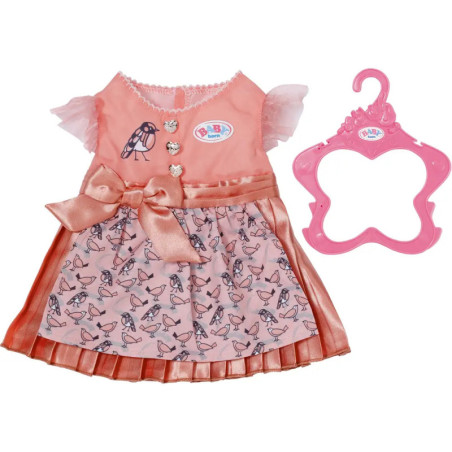 Rosa-pfirsichfarbenes Puppenkleid mit Vogelmotiv, Satinschleife und passendem rosa Bügel daneben.