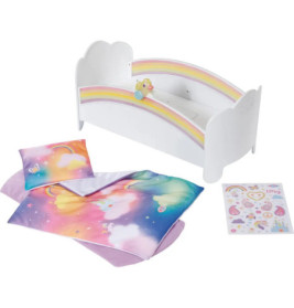 Puppenbett mit Regenbogen- und Wolkendesign, bunter Bettwäsche und einem Bogen mit Einhorn-Stickern.