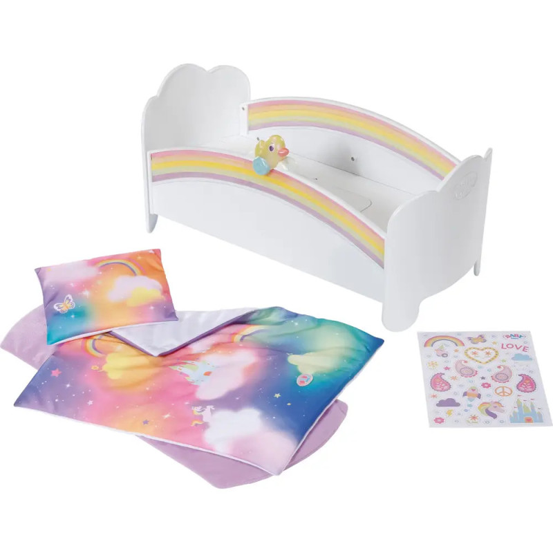 Puppenbett mit Regenbogen- und Wolkendesign, bunter Bettwäsche und einem Bogen mit Einhorn-Stickern. Puppenbett mit Regenbogen- und Wolkendesign, bunter Bettwäsche und einem Bogen mit Einhorn-Stickern.