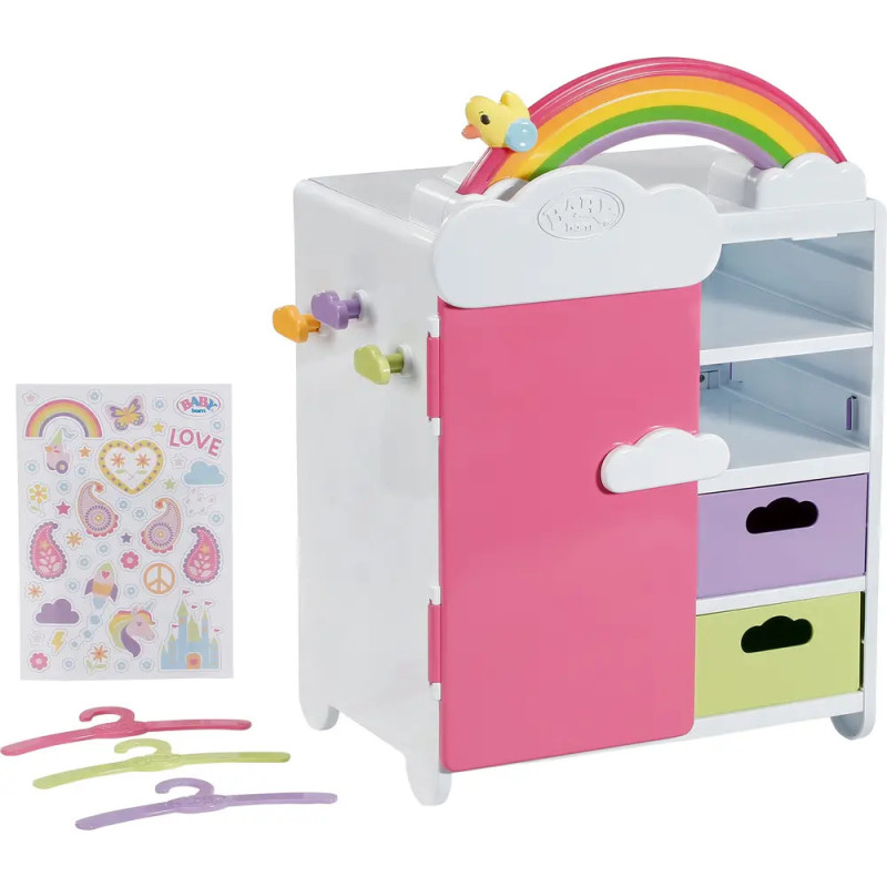 Bunte Spielzeug-Garderobe mit Regenbogen-Griff, Stickern und drei kleinen Bügeln für Kinder. Bunte Spielzeug-Garderobe mit Regenbogen-Griff, Stickern und drei kleinen Bügeln für Kinder.