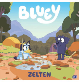 Bluey und ein weiterer Hund stehen an einem Bach auf einem Campingplatz mit Zelten und Bäumen unten steht Zelten.