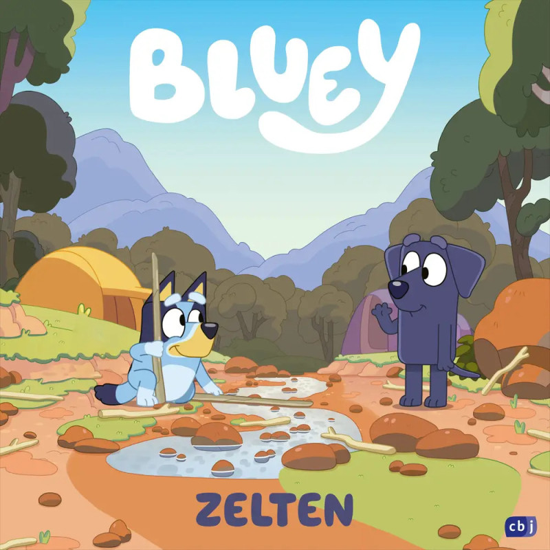 Bluey und ein weiterer Hund stehen an einem Bach auf einem Campingplatz mit Zelten und Bäumen unten steht Zelten.