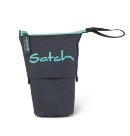 Dunkelgraues Etui mit Reißverschluss, hellblauem Satch-Schriftzug und passender Handschlaufe.