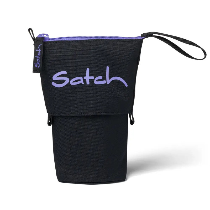 Schwarzes Satch-Etui mit lila Reißverschluss, Handschlaufe und violettem Satch-Logo auf der Vorderseite.