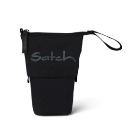 Schwarze Stofftasche mit Reißverschluss, Handschlaufe und grauem Satch-Aufdruck auf der Vorderseite.