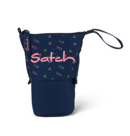 Dunkelblaue Tasche mit Handgelenkschlaufe, bunten Dreiecken und pinkem Satch-Schriftzug.