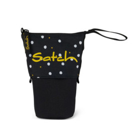 Schwarz-weiß gepunktetes Täschchen mit gelbem Satch-Logo und Handgelenksschlaufe.