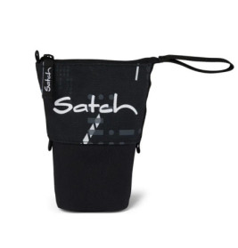 Schwarzes Satch Stofftäschchen mit geometrischem Muster, weißem Logo, Reißverschluss und kurzem Trageband.