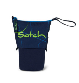 Dunkelblaues Stoffetui mit Handschlaufe und grünem Satch-Logo auf der Vorderseite.