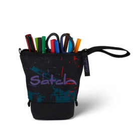 Schwarzes Satch-Etui mit Reißverschluss und Trageschlaufe, gefüllt mit bunten Stiften und einer Schere.