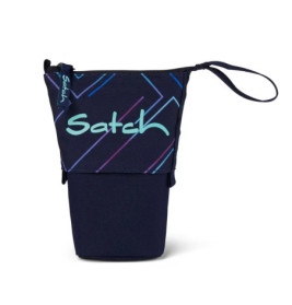 Dunkelblaues Mäppchen mit bunten Diagonallinien, Satch-Logo und Reißverschluss mit Handschlaufe.