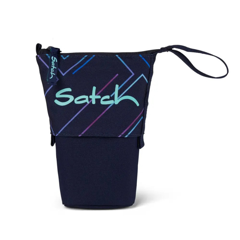 Dunkelblaues Mäppchen mit bunten Diagonallinien, Satch-Logo und Reißverschluss mit Handschlaufe.
