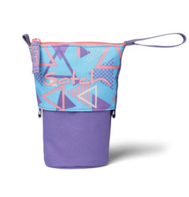 Lila-blau gemusterte Reißverschlusstasche mit Handschlaufe und dem Schriftzug Satch auf der Vorderseite.