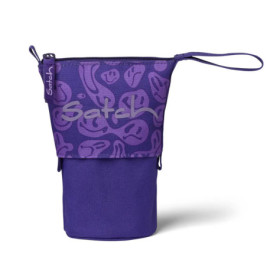 Lila Satch Federmäppchen mit abstrakten Mustern und Reißverschluss steht aufrecht vor weißem Hintergrund.