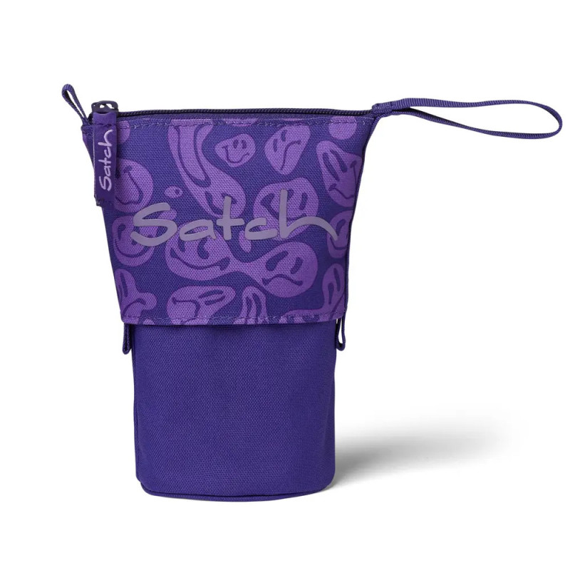 Lila Satch Federmäppchen mit abstrakten Mustern und Reißverschluss steht aufrecht vor weißem Hintergrund.