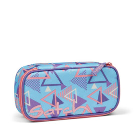 Rechteckiges blaues Etui mit pinkem Reißverschluss, Dreiecksmuster in Lila/Pink, Schriftzug Satch.