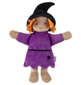 Stoffpuppe als Hexe mit lila Kleid, schwarzem Hut, orangefarbenen Haaren und lächelndem Gesicht.