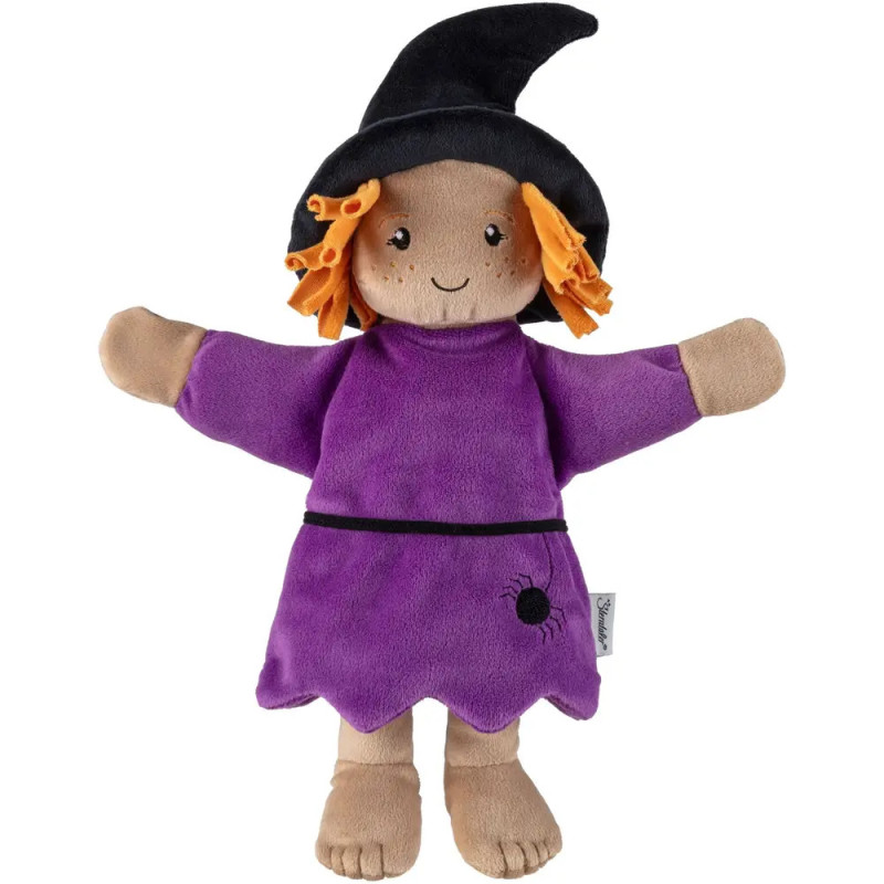 Stoffpuppe als Hexe mit lila Kleid, schwarzem Hut, orangefarbenen Haaren und lächelndem Gesicht. Stoffpuppe als Hexe mit lila Kleid, schwarzem Hut, orangefarbenen Haaren und lächelndem Gesicht.