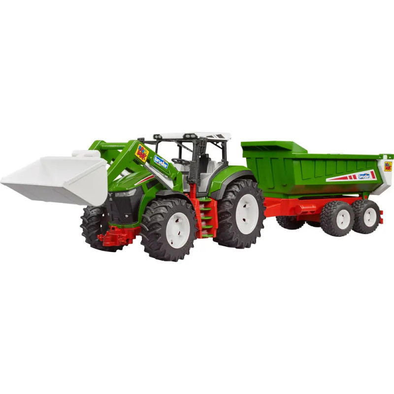 Spielzeugtraktor mit Frontlader und grün-rotem Anhänger vor weißem Hintergrund. Spielzeugtraktor mit Frontlader und grün-rotem Anhänger vor weißem Hintergrund.