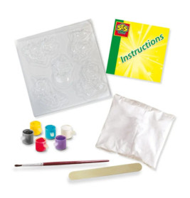 Bastelset mit Farbbehältern, Pinsel, Gips, Kunststoffform, Anleitung und Holzstab auf weißem Untergrund.