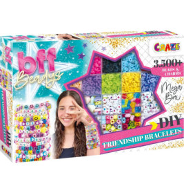 Bunte DIY-Freundschaftsarmband-Box mit Perlen, Anhängern und einem Mädchen, das ihre Armbänder präsentiert.